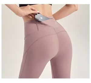 Detail der High-Waist Yogahose mit versteckter Tasche und Push-Up Naht am Gesäß