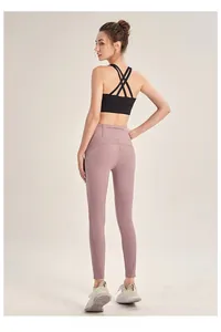 Nahaufnahme der High-Waist Yoga-Hose mit spezieller Push-Up-Naht für den Po-Lifting-Effekt