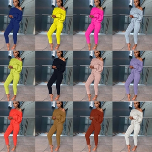 Dettaglio del set due pezzi in maglia con 12 colori vivaci in layout a griglia