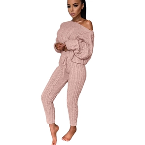 Completo in maglia rosa antico con maglione con spalle scoperte e pantaloni inverno