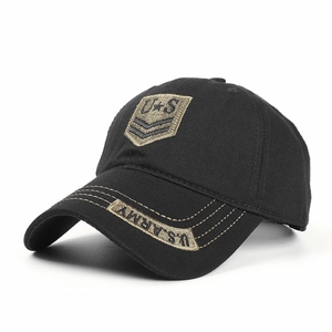 Dettaglio del ricamo US Army su cappellino militare nero con insegne a stella e galloni