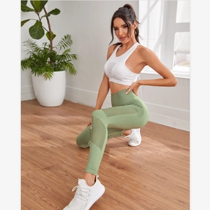 Nahtlose High-Waist Yoga-Leggings mit Mesh-Details und weißem Sport-Tanktop