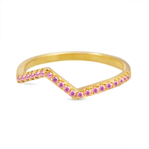 Detailopname van gouden V-vormige ring met micro-pave gezette roze zirkoon