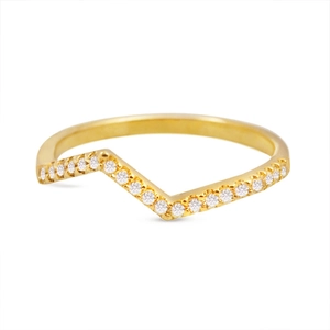 Detailweergave van een V-vormige gouden ring met micro-ingelegde heldere zirkoonstenen