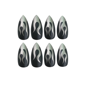 Unghie finte opache nere stile punk con motivo a fiamma argentata e forma a stiletto