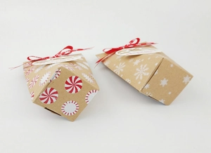 Détail macro de boîtes cadeaux de Noël en papier kraft avec des motifs de bonbons festifs