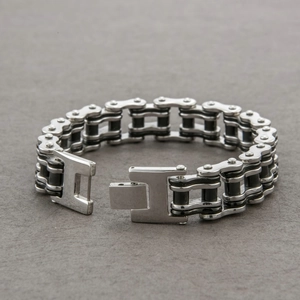 Dettaglio del bracciale da uomo a catena di moto in acciaio inossidabile con inserti neri