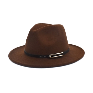 Détail d'un chapeau fedora marron foncé avec bande en cuir noir et boucle dorée élégante