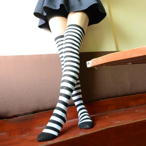 Détail de chaussettes hautes rayées bleu et blanc sur modèle pour un style cosplay