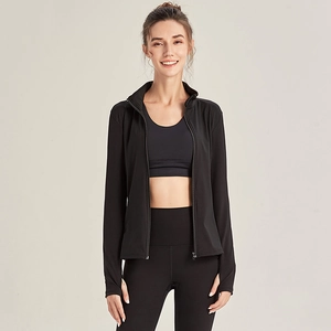 Veste de sport zippée noire pour femmes avec passe-pouces et legging de yoga assorti