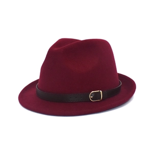 Cappello jazz classico in lana bordeaux con fascia in pelle nera e fibbia in metallo dorato