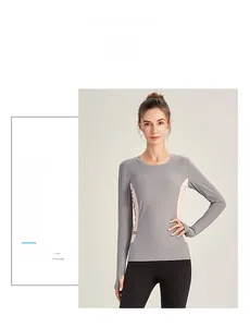 Détail du haut de sport avec passe-pouces et design patchwork chic rose et gris