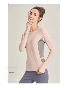 Détail des poignets passe-pouces et empiècements gris sur le haut de sport rose