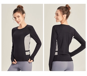 Vue détaillée du haut de sport à manches longues avec passe-pouces et empiècement gris