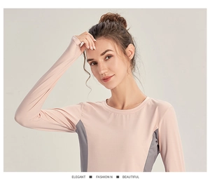 Détail d'un haut de sport à manches longues rose et gris avec un tissu extensible