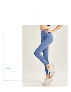 Dettaglio dei leggings yoga blu a vita alta con scritta Urban Sports sul lato esterno