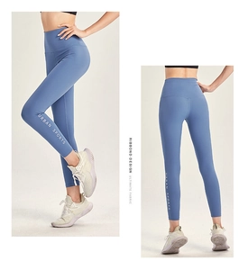 Dettaglio dei leggings da yoga blu a vita alta con stampa Urban Sports per fitness donna