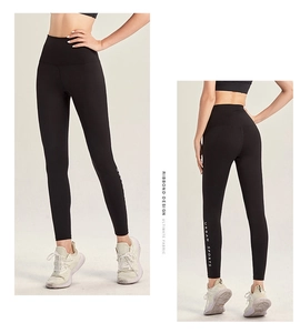 Dettaglio dei pantaloni da yoga a vita alta con stampa URBAN SPORTS bianca e vestibilità