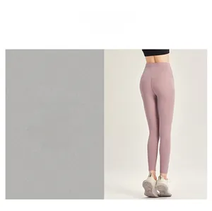 Dettaglio macro dei leggings yoga senza cuciture a vita alta con effetto lifting rosa