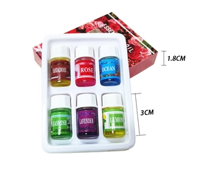 Detail view of 6 essential oil bottles in tray with dimensions 3cm height and scents
