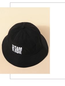 Gros plan sur la broderie blanche SYAM EIDE d'un chapeau bob en coton noir pour l'été