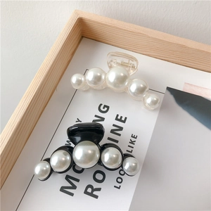 Close-up of pearl hair clips set featuring acrylic bases and elegant gradient pearls