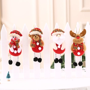 Dettaglio di ciondoli natalizi in peluche con Babbo Natale, cervo, pupazzo di neve su staccionata
