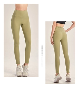 Nahaufnahme der olivgrünen High-Waist-Yogahose mit Rippdesign und Premium-Stoff