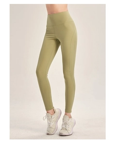 Detail der hoch taillierten Yoga-Leggings in Hellolivgrün mit schlankmachenden Seitennähten
