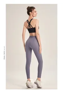 Rückansicht von High-Waist-Leggings und Sport-BH mit Kreuzrücken für eine schlanke Passform
