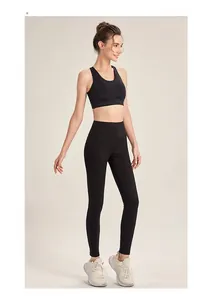 Detail der schwarzen Yoga-Hose mit hoher Taille und Sport-BH aus feuchtigkeitsleitendem Stoff