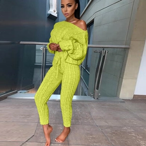 Set in maglia a trecce verde senape con top con spalle scoperte e pantaloni a coulisse