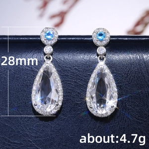 Luxe 28mm druppelvormige zirkonia oorbellen met hemelsblauwe accenten en halozetting