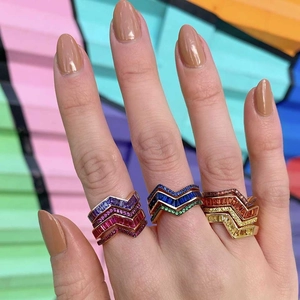 Gekleurde chevron ringen set in goud met pavé levendige meerkleurige edelstenen