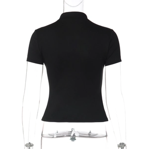 Vue arrière d'un crop top noir moulant avec un col montant élégant et une coupe courte