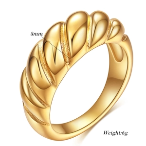 Close-up of 8mm gold croissant ring showing twist texture and 6g weight specification