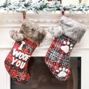 Weihnachtsstrumpf-Set für Haustiere mit rot-schwarzem Karo und Pelz am Kamin