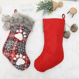 Set aus karierten und roten Weihnachtssocken in Pfotenform mit Plüschbesatz und Schlaufen