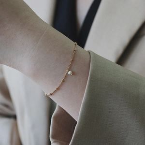 Minimalist 18K gold plated titanium bracelet with small freshwater pearls and gold beads