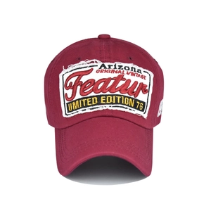 Détail de l'écusson brodé en 3D sur la casquette de baseball en coton bordeaux