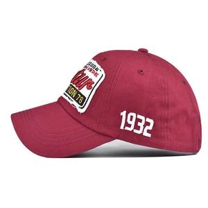 Détail de la casquette bordeaux en coton avec broderie blanche 1932 sur le côté
