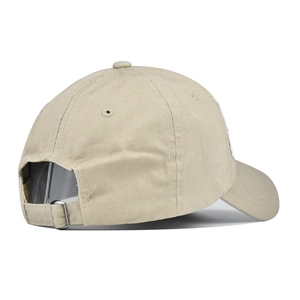 Détail de la casquette en coton kaki avec boucle réglable en métal à l'arrière
