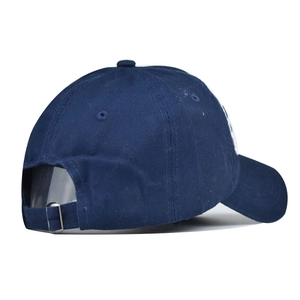 Détail de la boucle métallique et sangle réglable sur casquette en coton bleu
