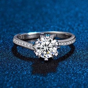 Detailed view of S925 silver ring with a heart-shaped prong and sparkling round zircon