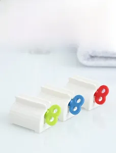 Dreiteiliges manuelles Zahnpasta-Ausquetscher-Set mit roten, grünen und blauen Griffen