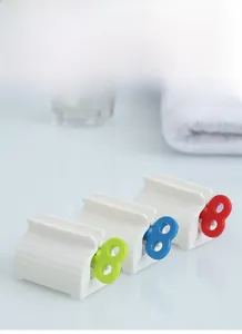 Makro-Detail von drei manuellen Tubenausdrückern in Grün, Blau und Rot für das Bad