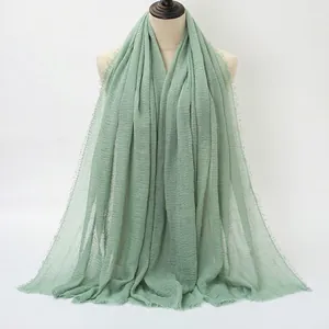 Sciarpa in cotone stropicciato verde chiaro con bordi a frange naturali da donna