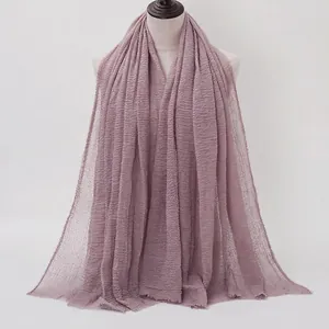 Sciarpa hijab leggera in cotone lavanda polverosa con texture stropicciata e frange