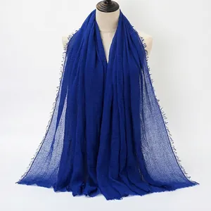 Sciarpa in cotone blu reale plissettata con bordi sfrangiati per donna su manichino