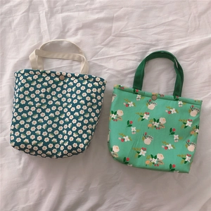 Floral canvas lunch bag with thermal insulation in vintage navy and green berry patterns